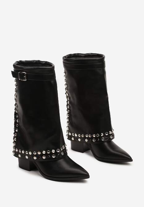 Czarne Kozaki Kowbojki na Słupku Ozdobione Klamrą Ćwiekami i Wywiniętą Cholewką Izavira