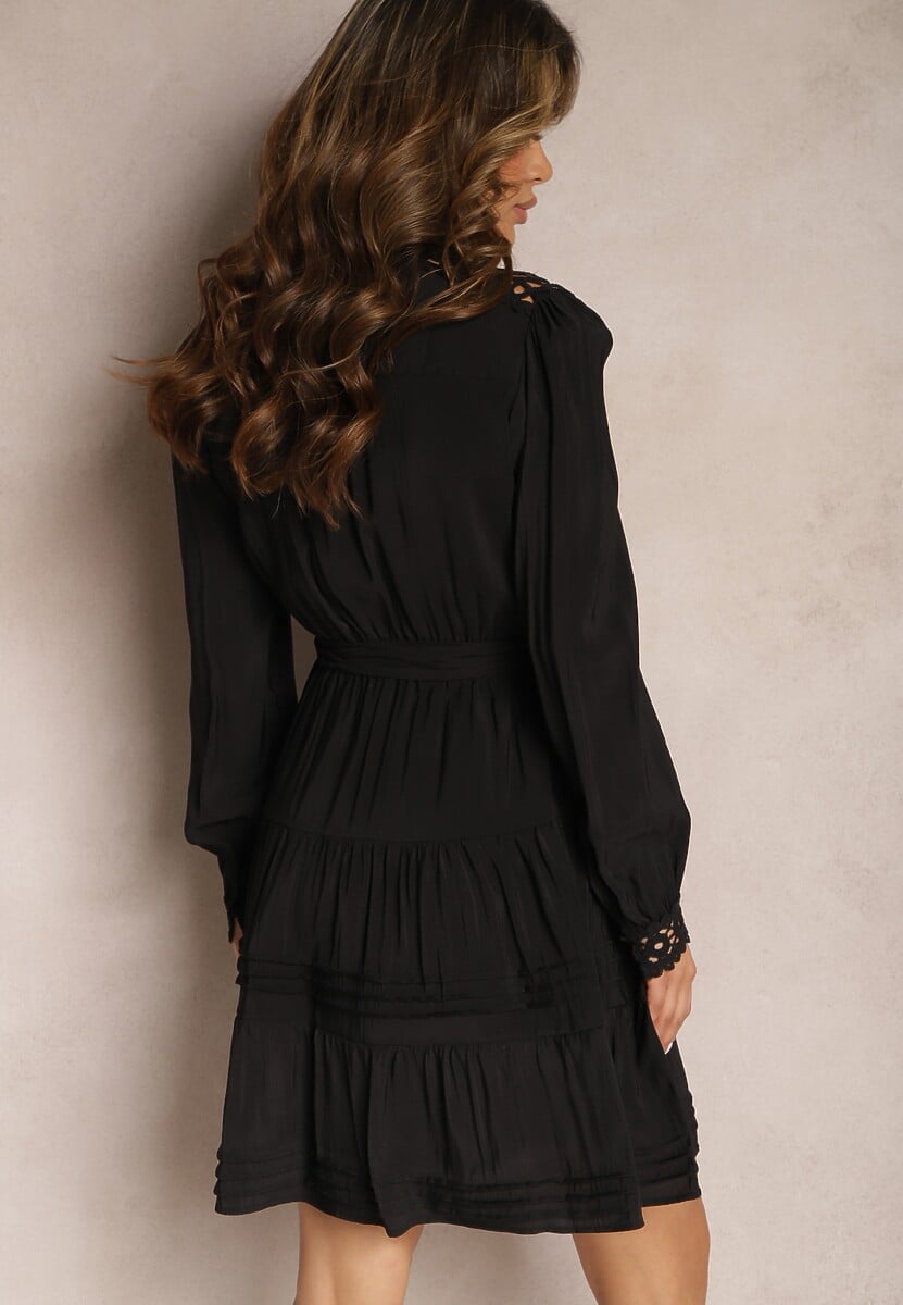 Czarna Rozkloszowana Sukienka z Koronkowymi Wstawkami i Wiązaniem w Talii Padria