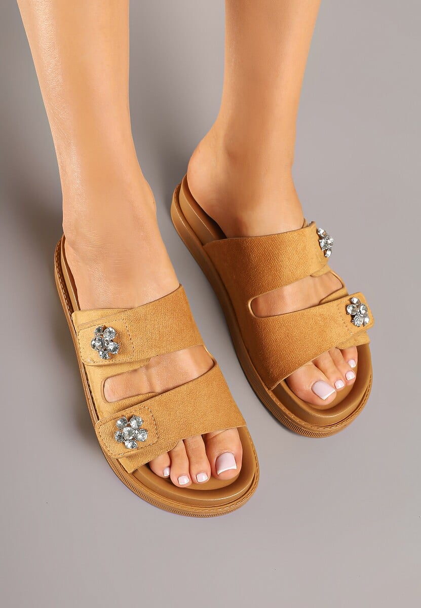 Brązowe Klapki na Niskiej Platformie Ozdobione Aplikacjami z Cyrkonii Mevea