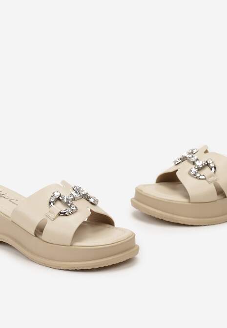 Beżowe Klapki Ozdobione Klamerką z Cyrkoniami na Platformie Beninna