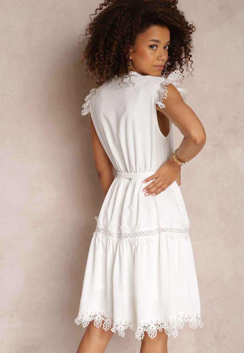 Biała Sukienka Rozkloszowana z Wiązanym Paskiem i Koronką Oninka