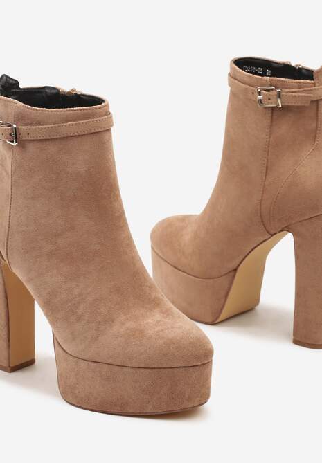 Ciemnobeżowe Botki na Słupku z Platformą Ozdobione Cienkim Paskiem Gebitha
