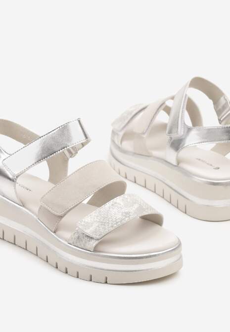 Szare Sandały na Niskiej Tłoczonej Platformie z Metalicznym Wykończeniem Weonea