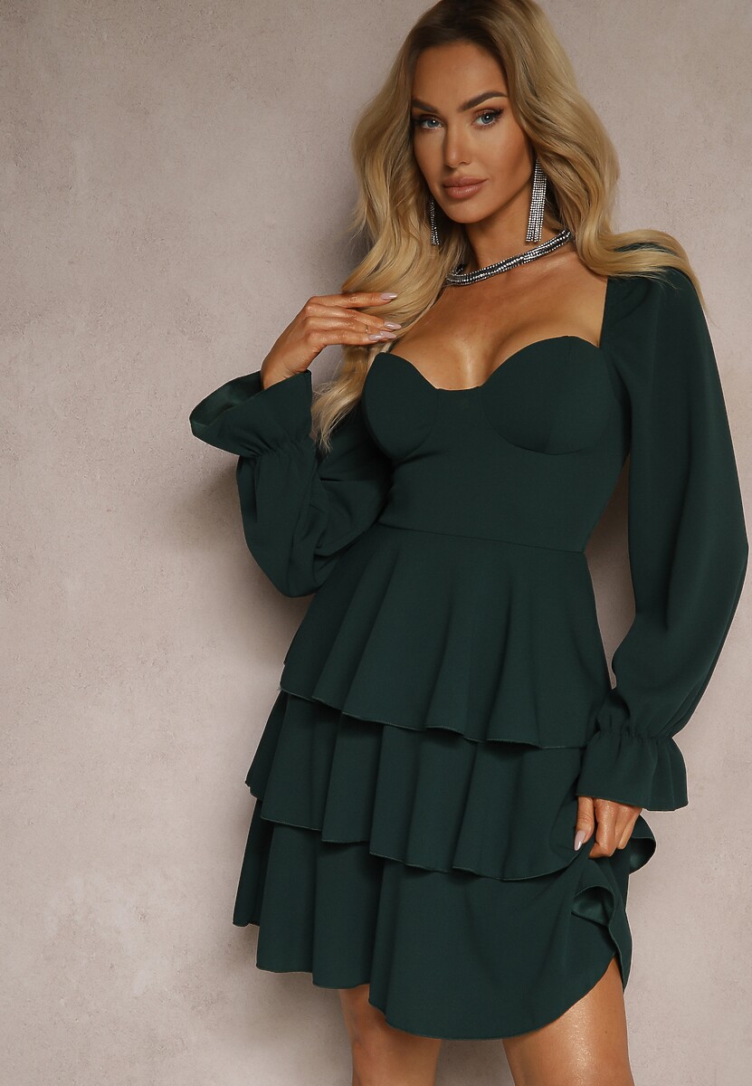 Czerwona Sukienka o Rozkloszowanym Kroju z Falbanami i Bufiastymi Rękawami Semiella