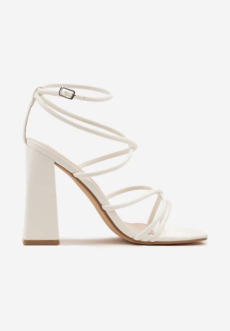 Białe Sandały na Słupku Ozdobione Kwadratowym Noskiem Nilusca
