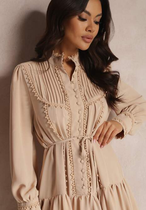 Jasnobeżowa Koszulowa Sukienka z Ażurowymi Tasiemkami i Stójką Chehi