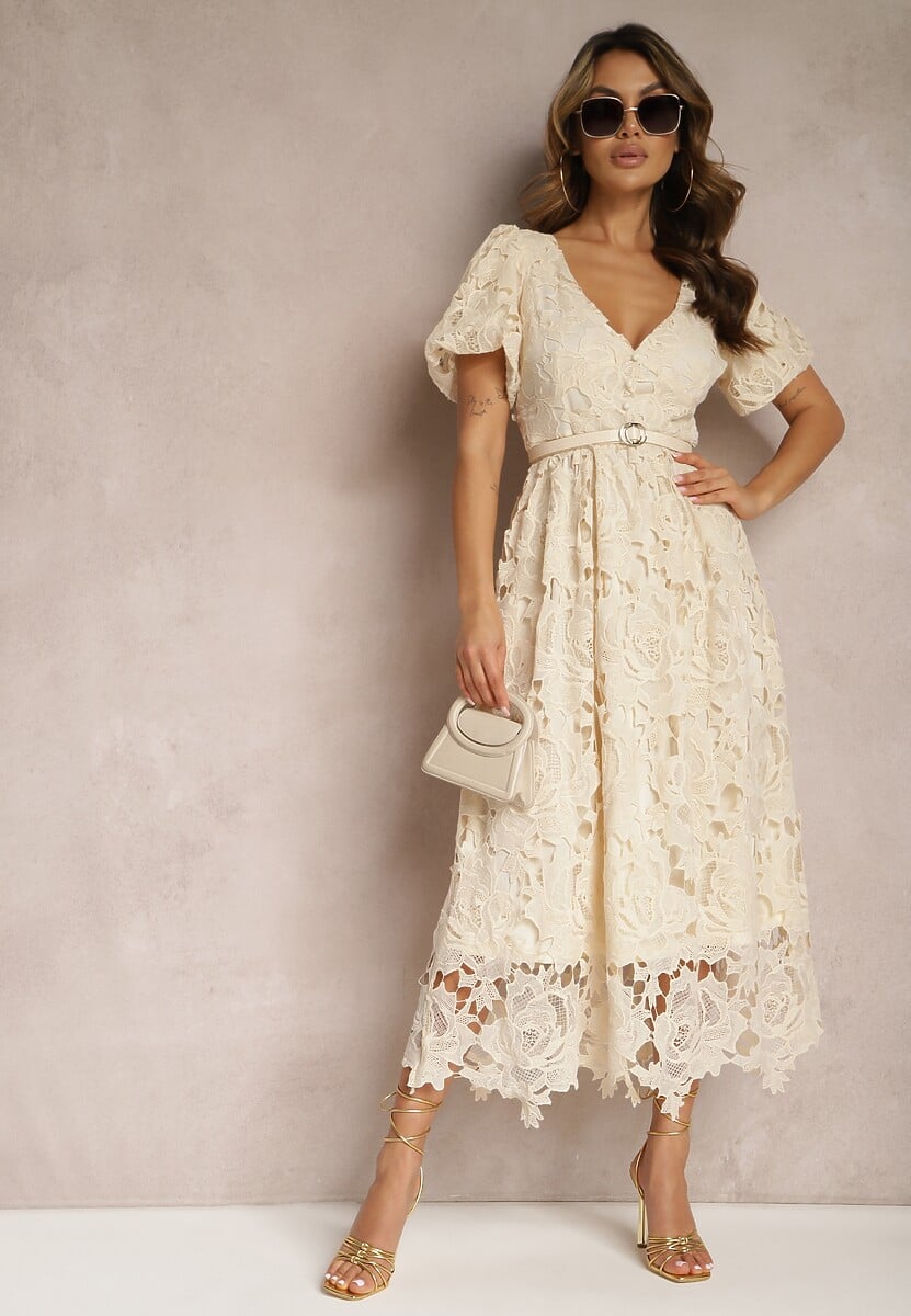 Jasnobeżowa Koronkowa Sukienka Koktajlowa z Głębokim Trójkątnym Dekoltem Wrenna