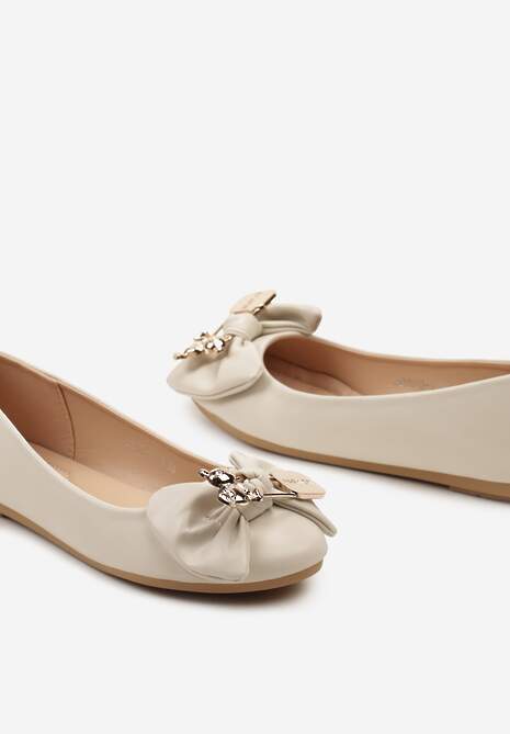 Beżowe Casualowe Balerinki na Płaskiej Podeszwie Ozdobione Metalowym Elementem i Kokardą Timahel