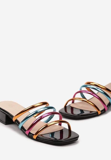 Czarne Klapki Płaskie z Noskiem w Kwadrat i Ozdobnymi Paskami Darisaca