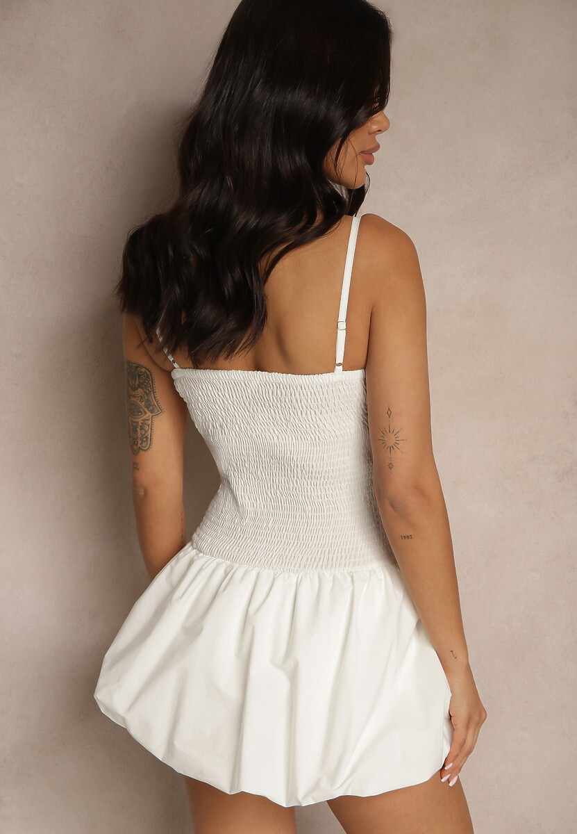 Biała Sukienka Bombka z Podszewką Typu Szorty Ozdobiona Cyrkoniami Donellia