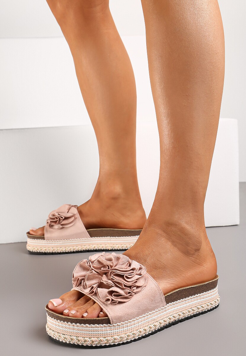 Różowe Stylowe Klapki na Ozdobnej Podeszwie z Kwiatowym Detalem Garsia