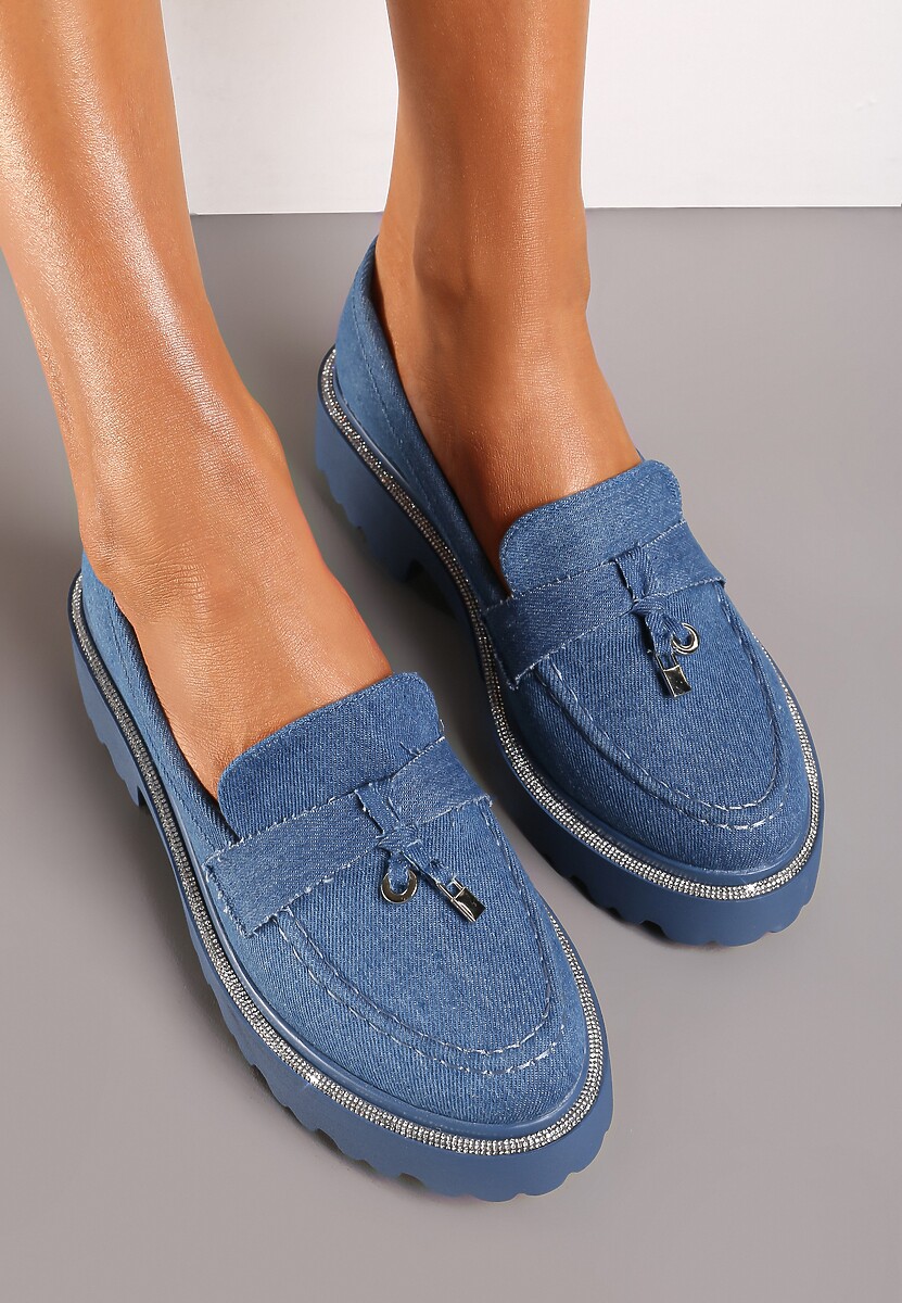 Niebieskie Mokasyny na Grubej Podeszwie z Paskiem z Cyrkonii i Metaliczną Zawieszką Vortisa
