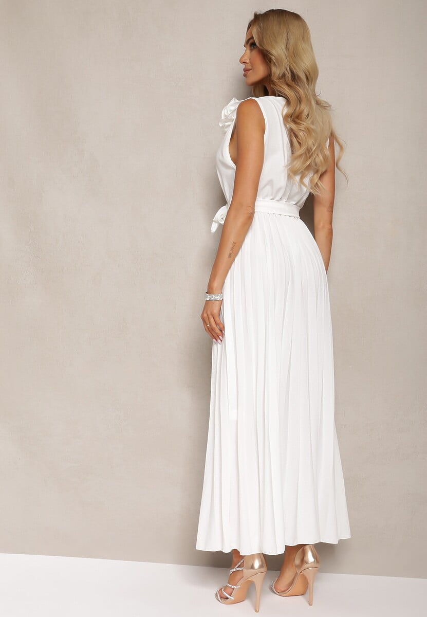 Biała Koktajlowa Sukienka Plisowana z Kwiatową Broszką Paskiem i Gumką w Talii Viknna