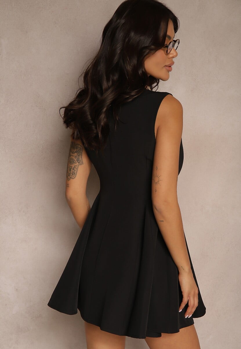 Czarna Sukienka o Rozkloszowanym Kroju z Guzikami Tallisca