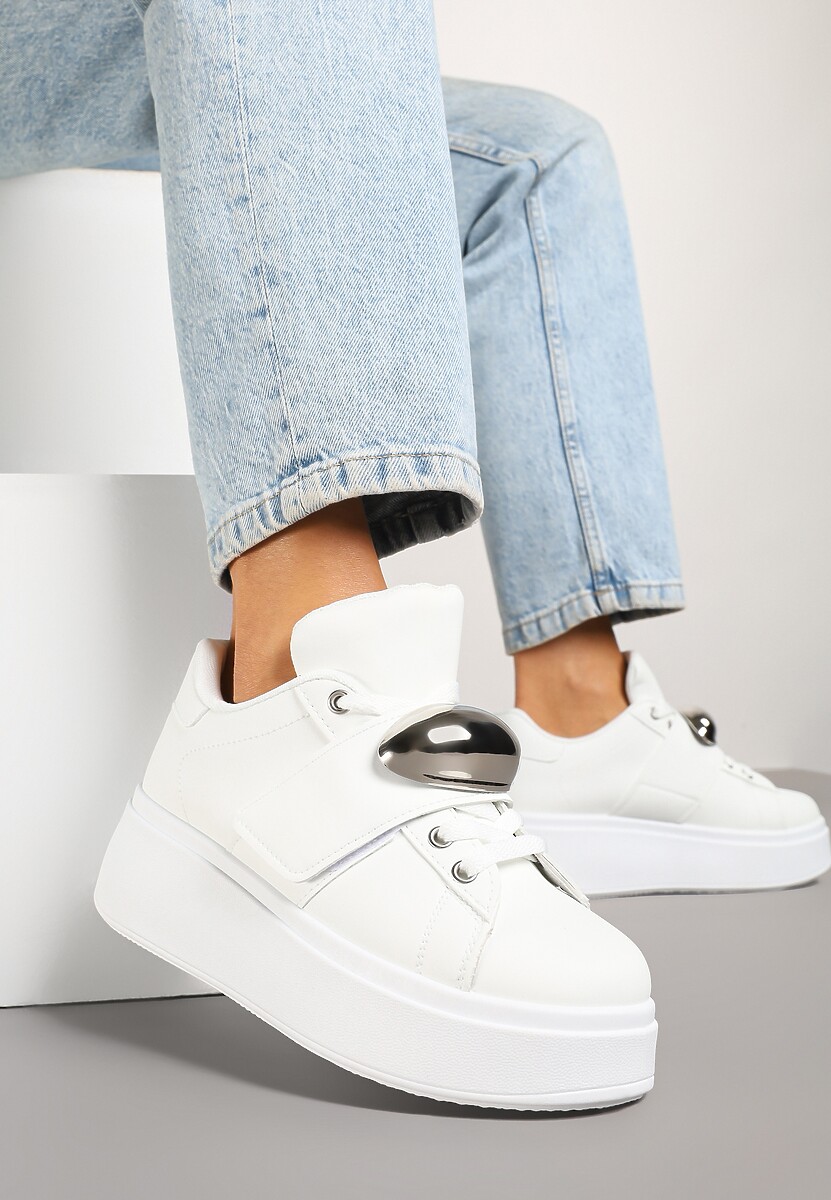 Białe Sneakersyn na Platformie z Metaliczną Aplikacją Welveria