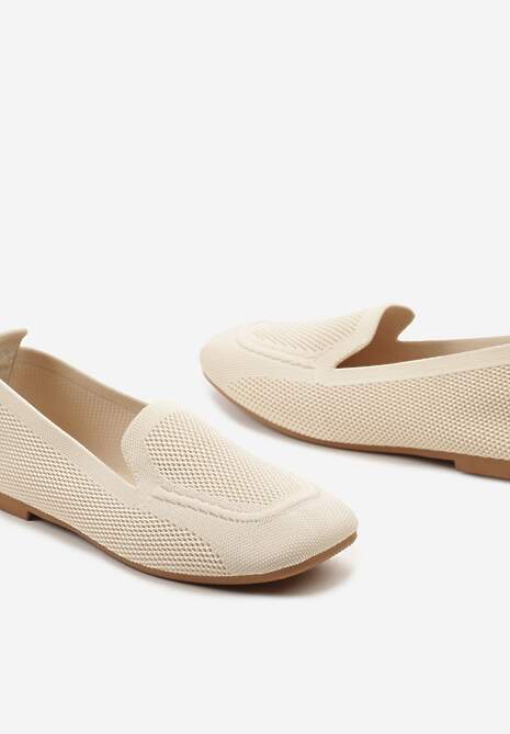 Beżowe Casualowe Mokasyny na Płaskiej Podeszwie Ozdobione Perforacją Klanesha