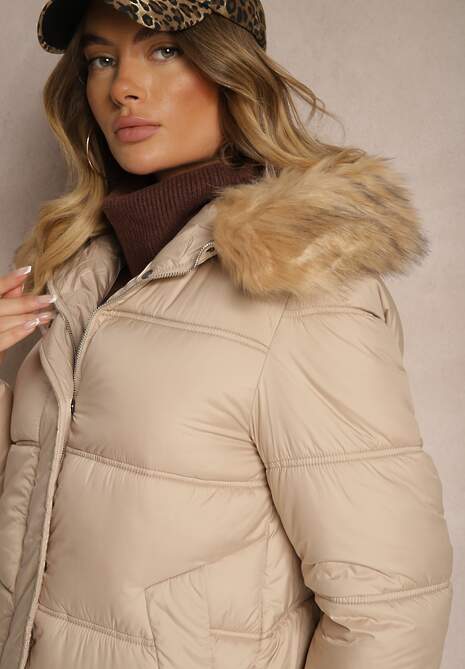 Jasnobeżowa Zimowa Kurtka z Pikowanymi Przeszyciami Kieszeniami i Kapturem z Odpinanym Futrem Ililda