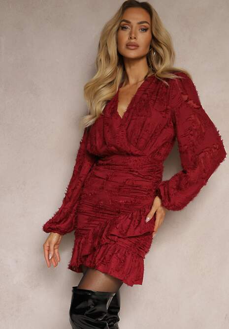 Bordowa Koronkowa Sukienka o Kopertowym Kroju z Bufiastymi Rękawami i Falbanką Femeriana