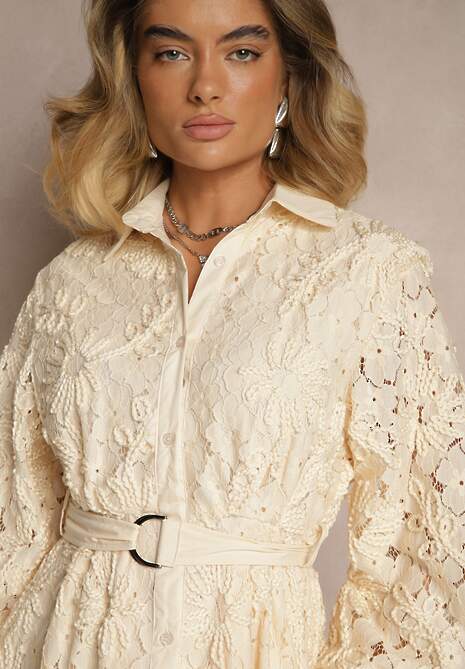 Jasnobeżowa Rozkloszowana Sukienka o Koszulowym Kroju z Paskiem Ozdobiona Koronką i Haftem Roniella