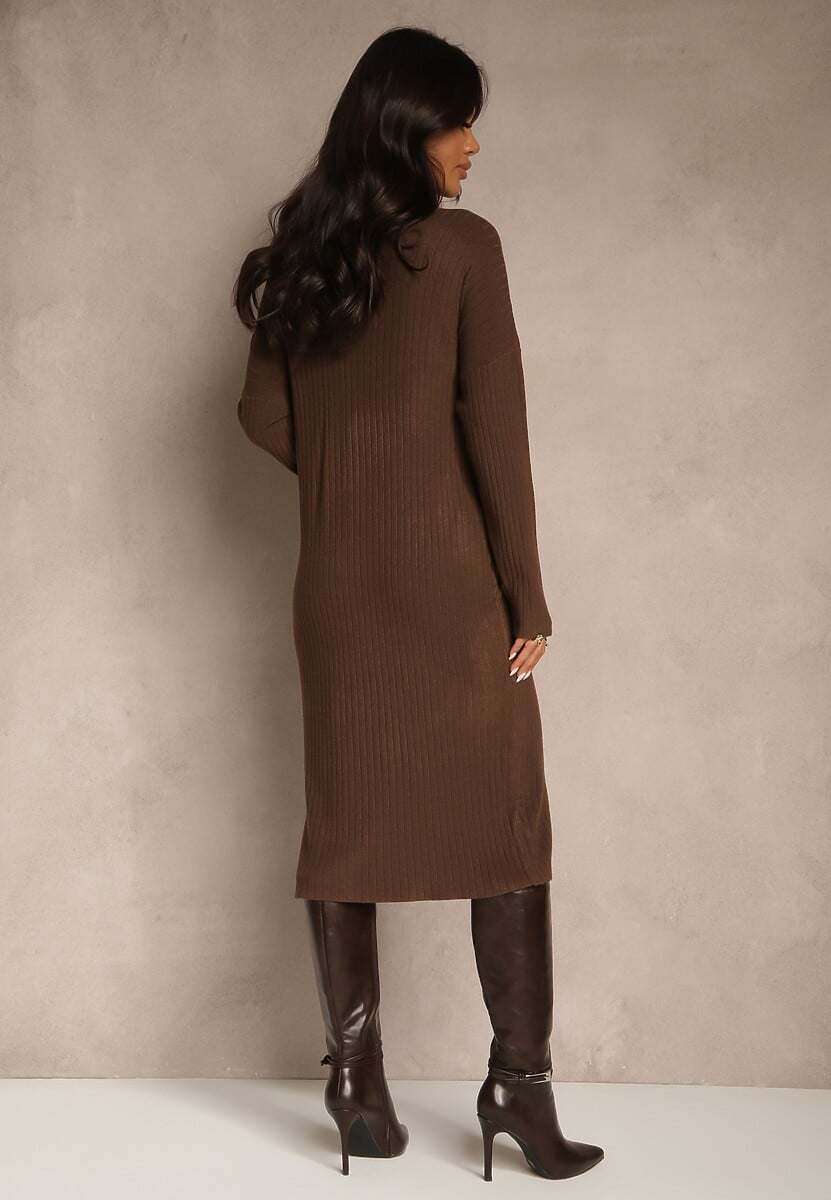 Brązowa Sukienka Sweterkowa z Wiskozą Ozdobiona Metaliczną Broszką Titavea