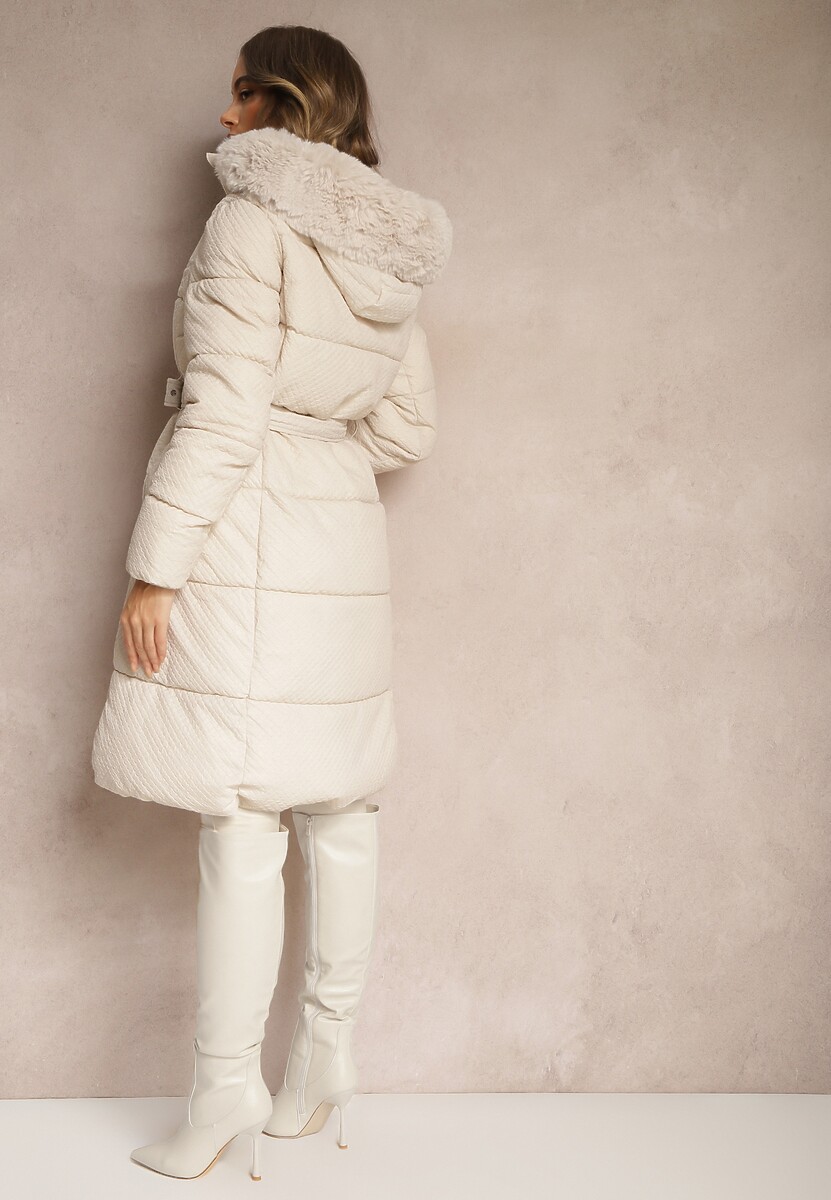 Biała Kurtka z Pikowanymi Przeszyciami i Kapturem Zdobiona Tłoczeniami i Paskiem Ediara