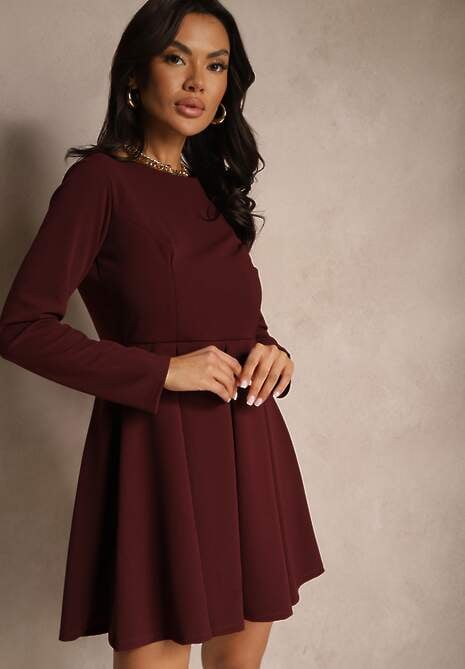 Bordowa Rozkloszowana Sukienka o Klasycznym Kroju Temiriela