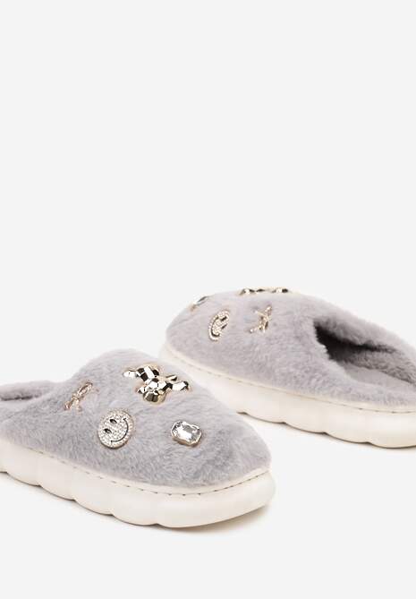 Szare Kapcie na Płaskiej Podeszwie z Metalicznymi Aplikacjami i Futerkiem Nirissa