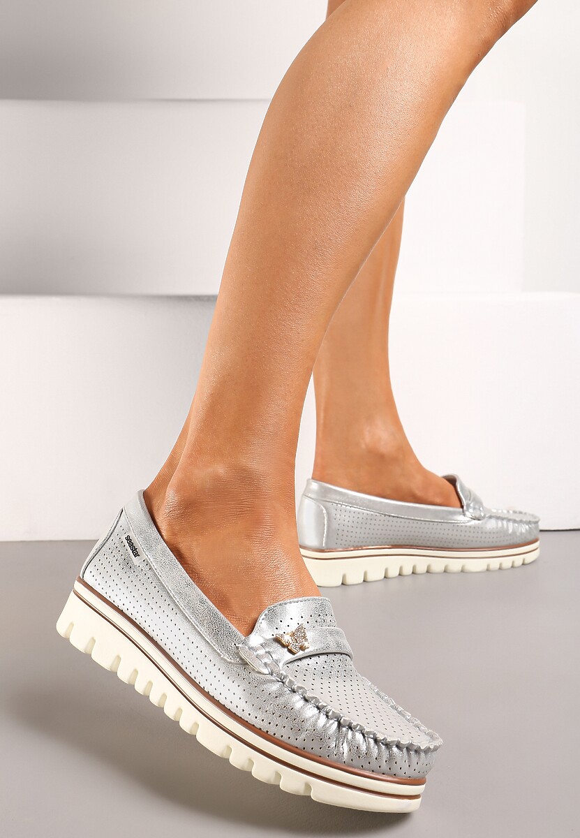 Srebrne Półbuty ze Skórzaną Wkładką i Blaszką w Kształcie Motylka Stagiana