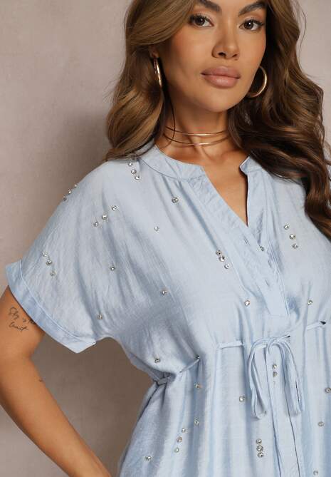 Niebieska Sukienka Pudełkowa z Troczkiem w Talii i Zdobiona Cyrkoniami Quilefia