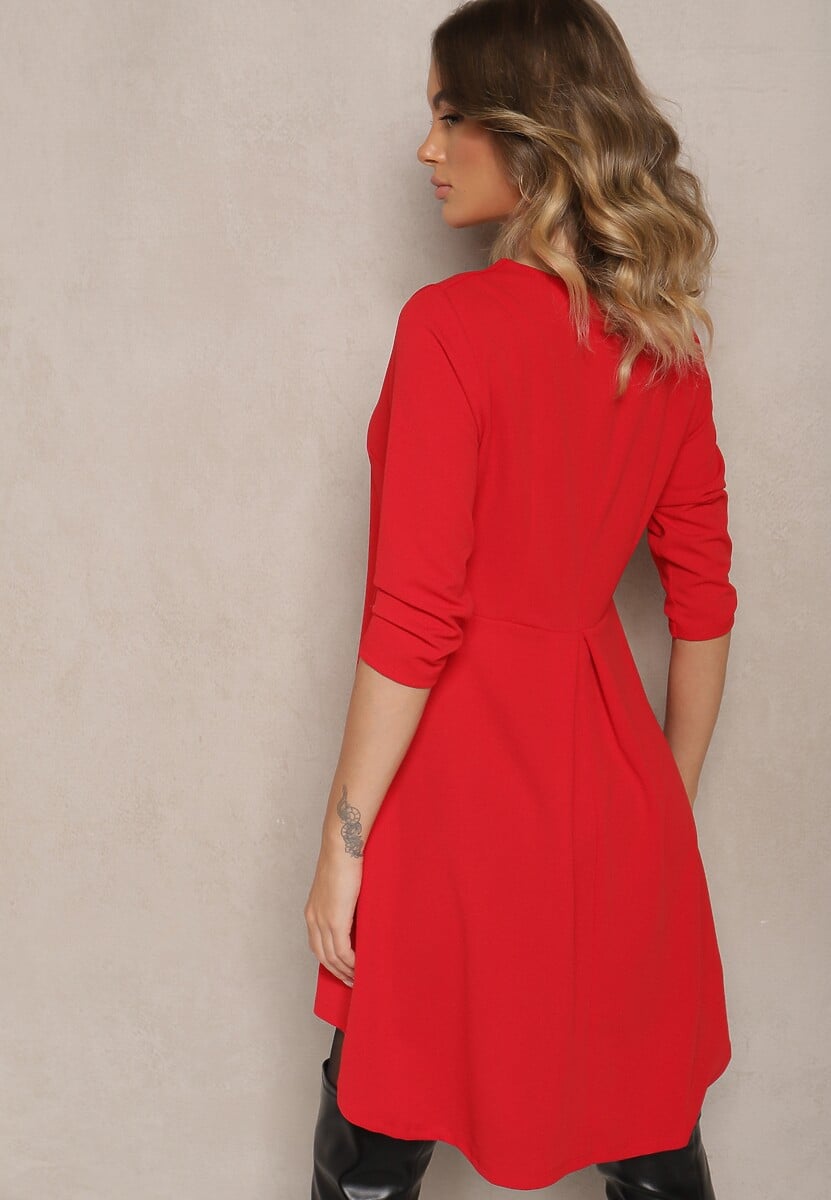 Czerwona Sukienka o Trapezowym Kroju z Dłuższym Tyłem Gemivra