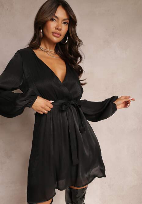 Czarna Rozkloszowana Sukienka z Kopertowym Dekoltem i Gumką w Pasie Alulitta