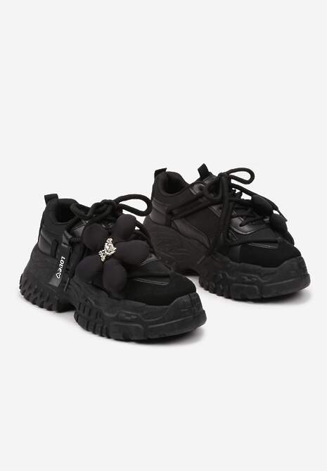 Czarne Sneakersy na Tłoczonej Podeszwie z Podwójnymi Sznurówkami i Kwiatową Naszywką Nitina