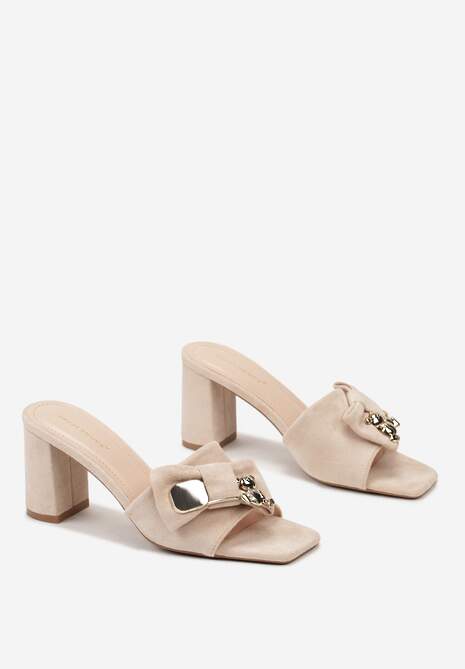 Beżowe Klapki Ozdobione Kokardką z Metalową Wstawką na Słupku Atiltia