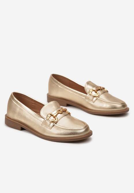 Złote Mokasyny z Ekoskóry na Płaskiej Podeszwie Ozdobione Klamrą i Przeszyciami Fiviaha