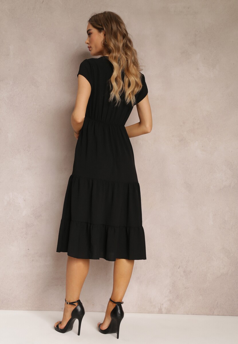 Czarna Sukienka z Trójkątnym Dekoltem i Falbaną Callandia