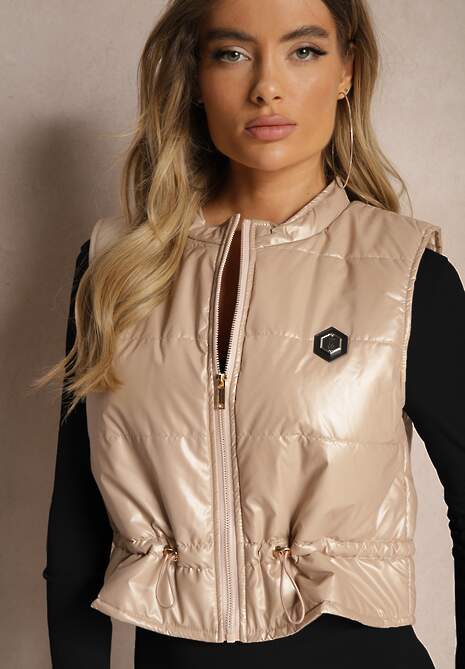 Beżowa Kamizelka o Krótkim Kroju ze Ściągaczem w Talii i Naszywką Mevannae