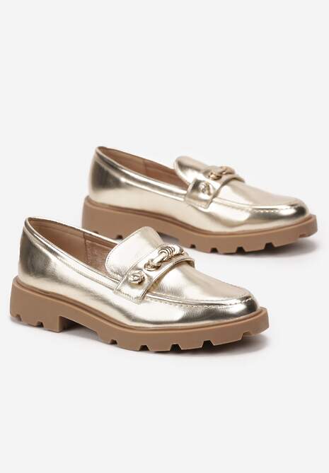 Złote Mokasyny na Płaskim Obcasie Ozdobione Przeszyciami i Metaliczną Klamrą Lockira
