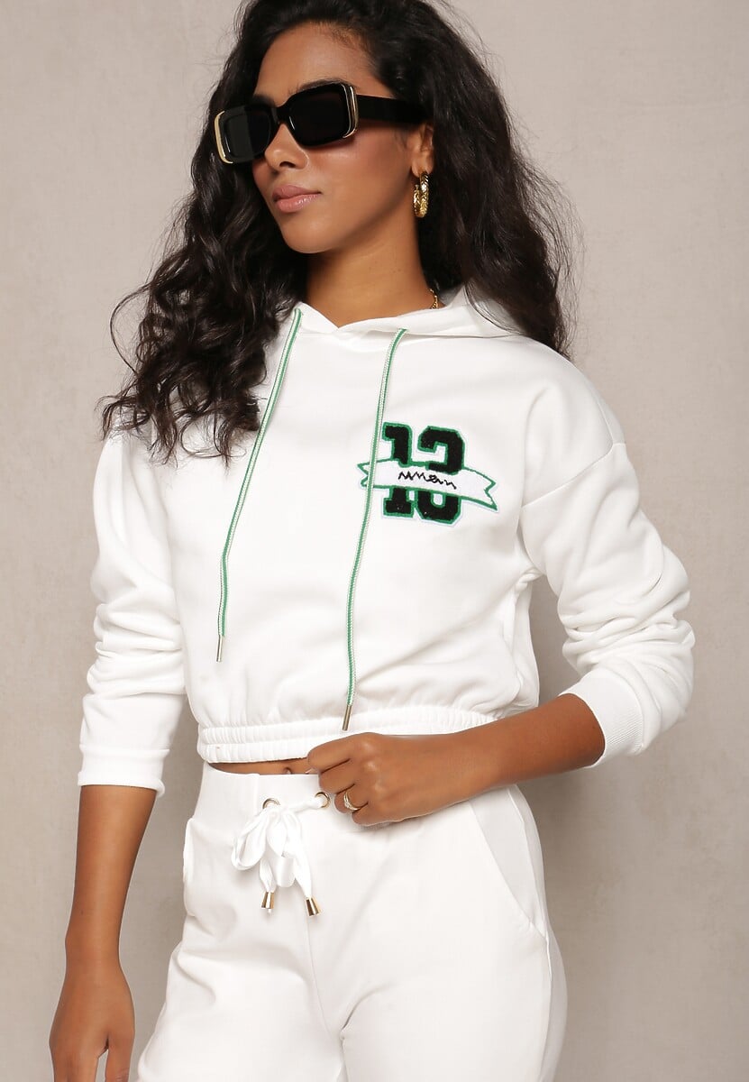 Biała Krótka Bluza z Kapturem Ściągaczami i Ozdobnym Nadrukiem Relis