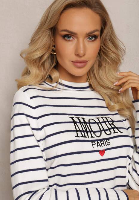 Biały Sweter Golf w Paski z Ozdobnym Haftem Olylla