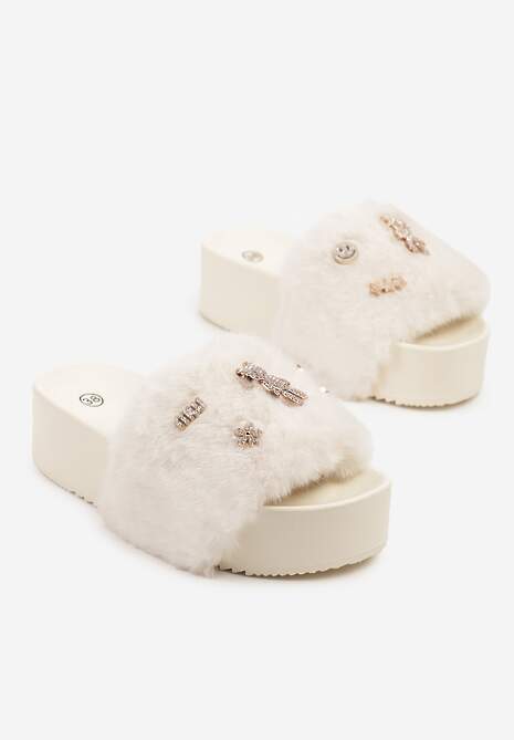 Beżowe Klapki z Futerkiem i Metalicznymi Aplikacjami na Piankowej Platformie Norwia