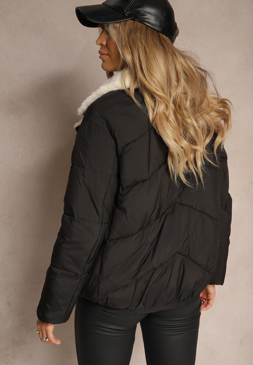 Czarna Kurtka Ozdobiona Pikowaniem Kołnierzem z Futerkiem i Napami Deolina