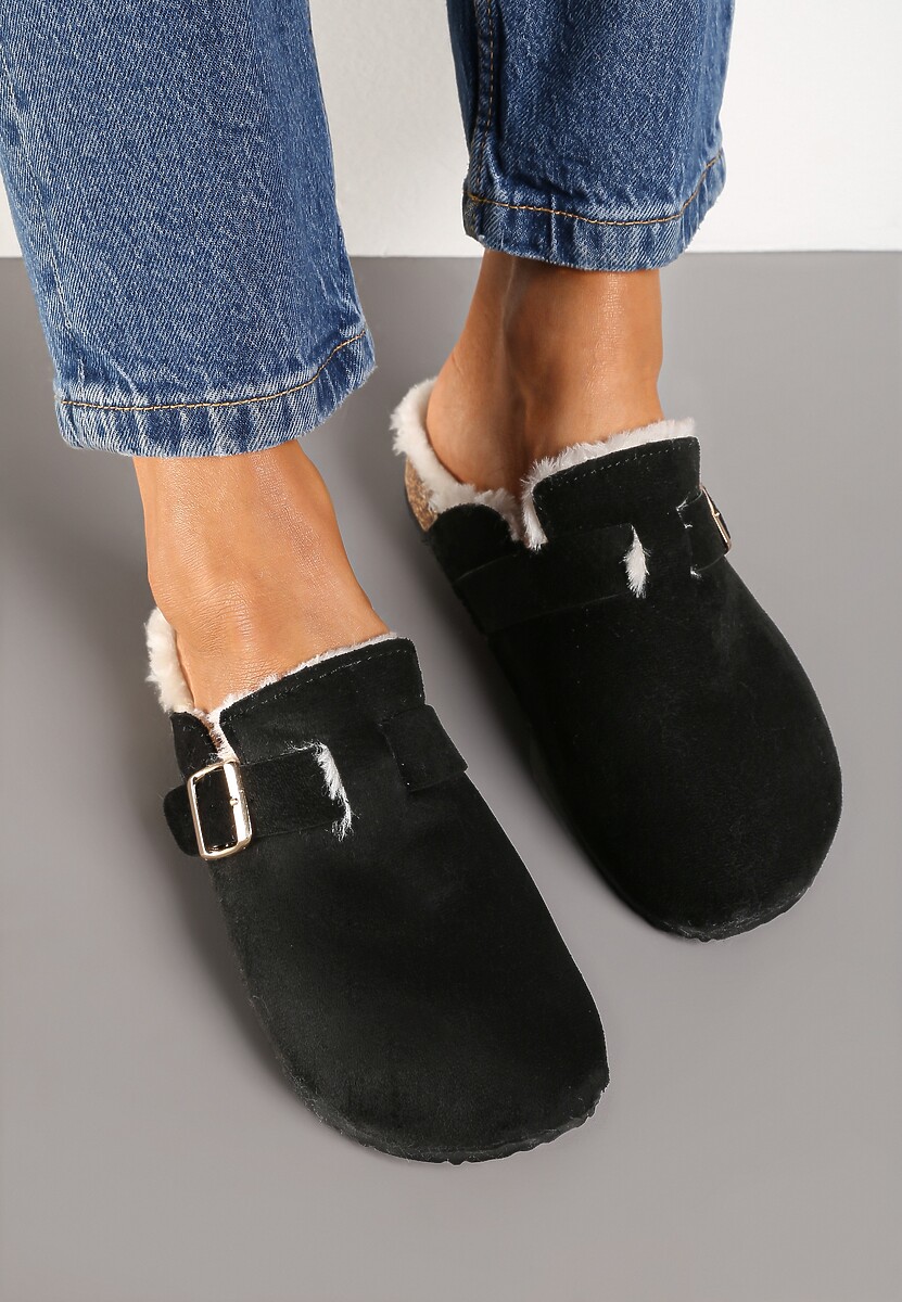 Czarne Kapcie na Płaskiej Podeszwie Ozdobione  Paskiem z Klamrą Ninnithra