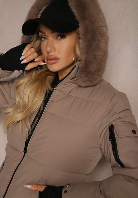 Ciemnobeżowa Kurtka z Pikowanym Przeszyciem i Odpinanym Kapturem z Futrem i Długimi Mankietami Zinitha