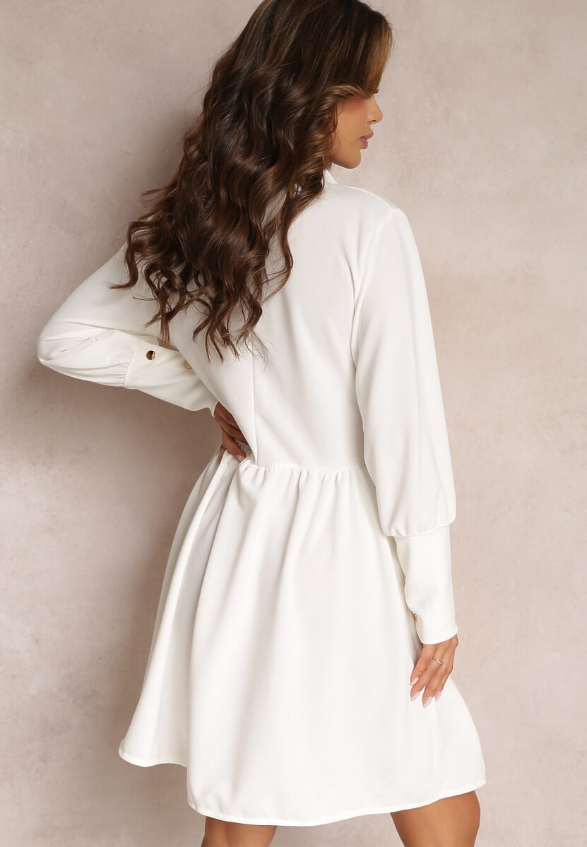 Biała Sukienka Mini z Kołnierzem i Ozdobnymi Klapami Zylana