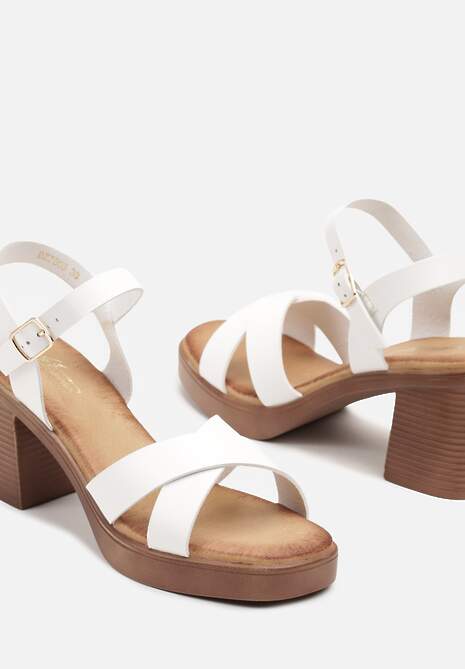 Białe Sandały na Słupku i Platformie Ozdobione Paskami Amedeoris