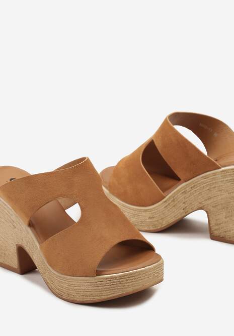 Brązowe Wsuwane Klapki na Obcasie i Platformie z Wyciętym Paskiem Teasel