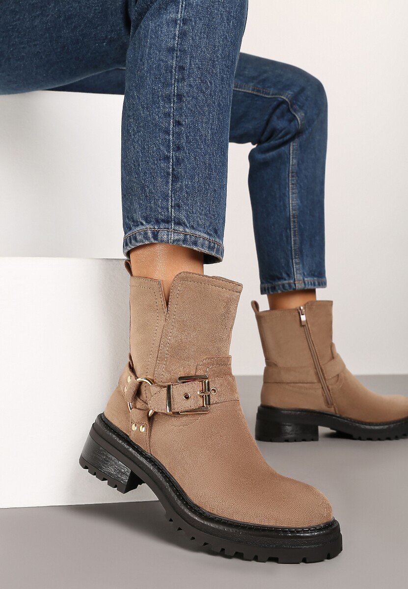 Ciemnobeżowe Botki w Motocyklowym Stylu z Ekozamszu z Ozdobną Klamrą przy Cholewce Ninnaria