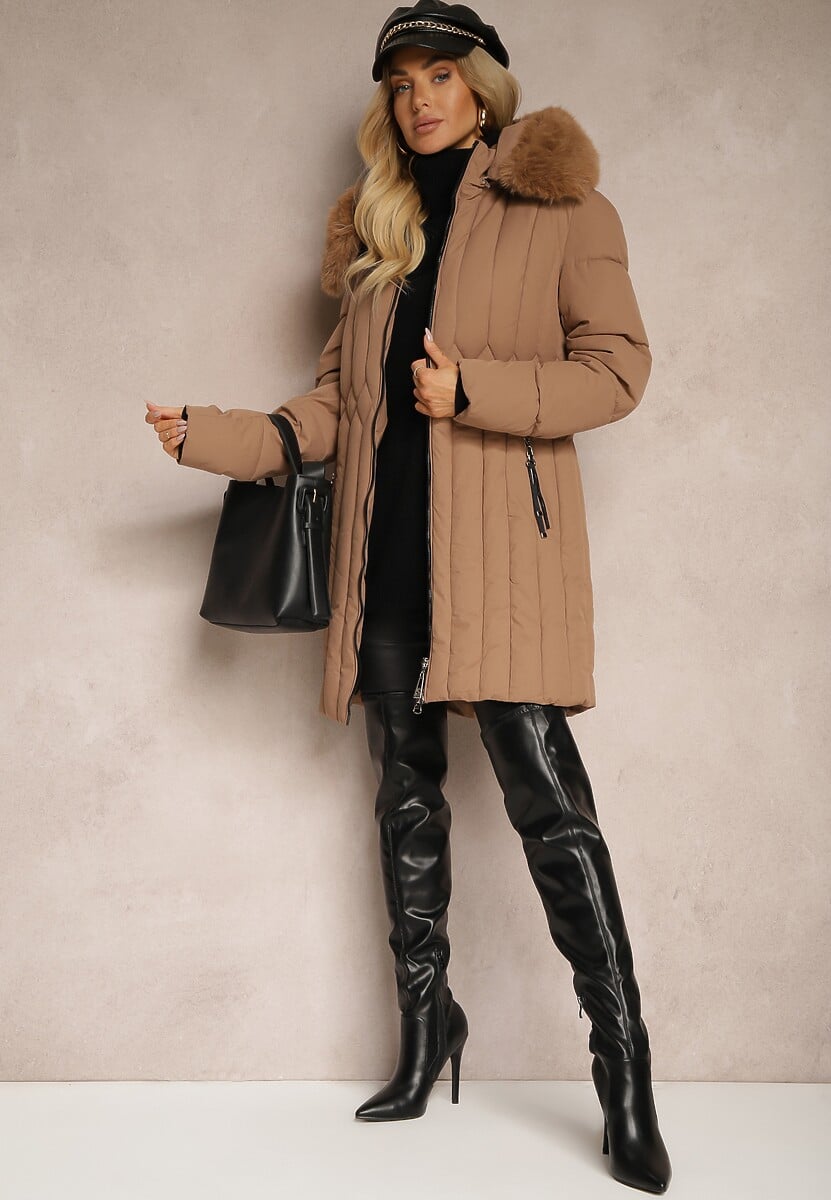 Ciemnobeżowa Pionowo Pikowana Kurtka z Kapturem z Futrzanym Wykończeniem i Wiązanym Paskiem Leozelle