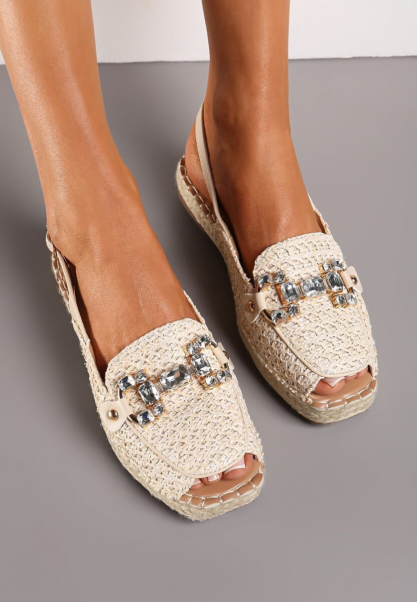 Jasnobeżowe Sandały z Otwartym Noskiem na Podeszwie z Plecionki Ozdobione Metaliczną Klamrą Tivera