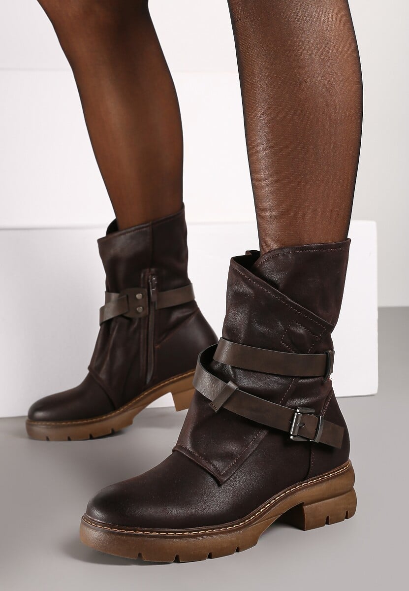 Brązowe Botki z Nieregularną Cholewką Zdobioną Paskami i Sprzączkami Zinbelle